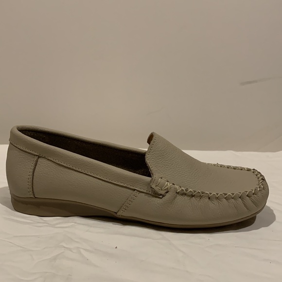 Charleston Shoe Co. Flats - Picture 5 of 8